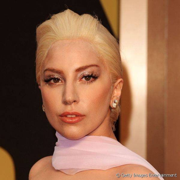 Lady Gaga surpreendeu ao escolheu um visual mais discreto em compração aos que geralmente usa. A cantora escolheu uma sombra brilhante por toda a pálpebra e cílios postiços bem longos. Para realçar o formato do rosto, foi usado um blush pêssego bem marcado e nos lábios, um gloss coral.
